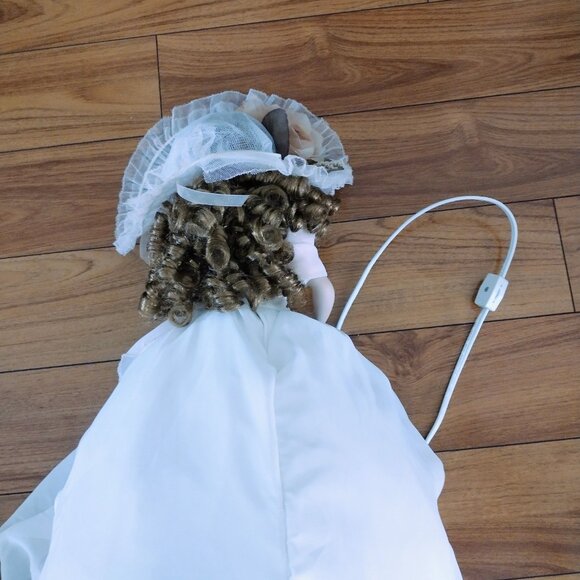 I named her AVA=CLEAN vintage Beautiful porcelain lamp can remove her hat - Picture 6 of 8